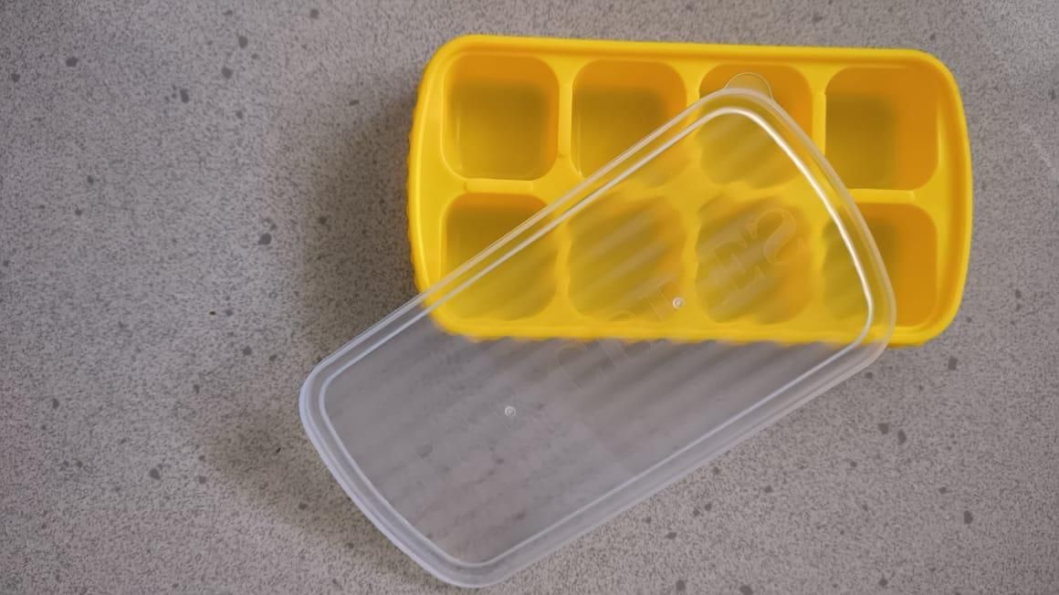 (Pack of 4) Mini Silicone Ice Cube Tray with Lid