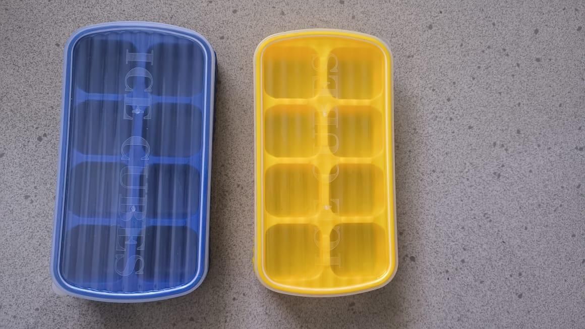 (Pack of 4) Mini Silicone Ice Cube Tray with Lid
